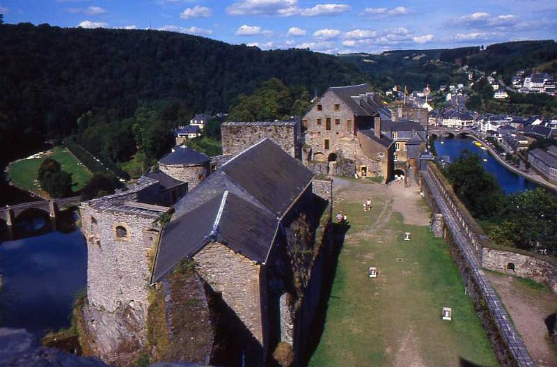 72-Bouillon, castello sulla Semois (veduta dalla torre d'Austria),18 agosto 1989.jpg